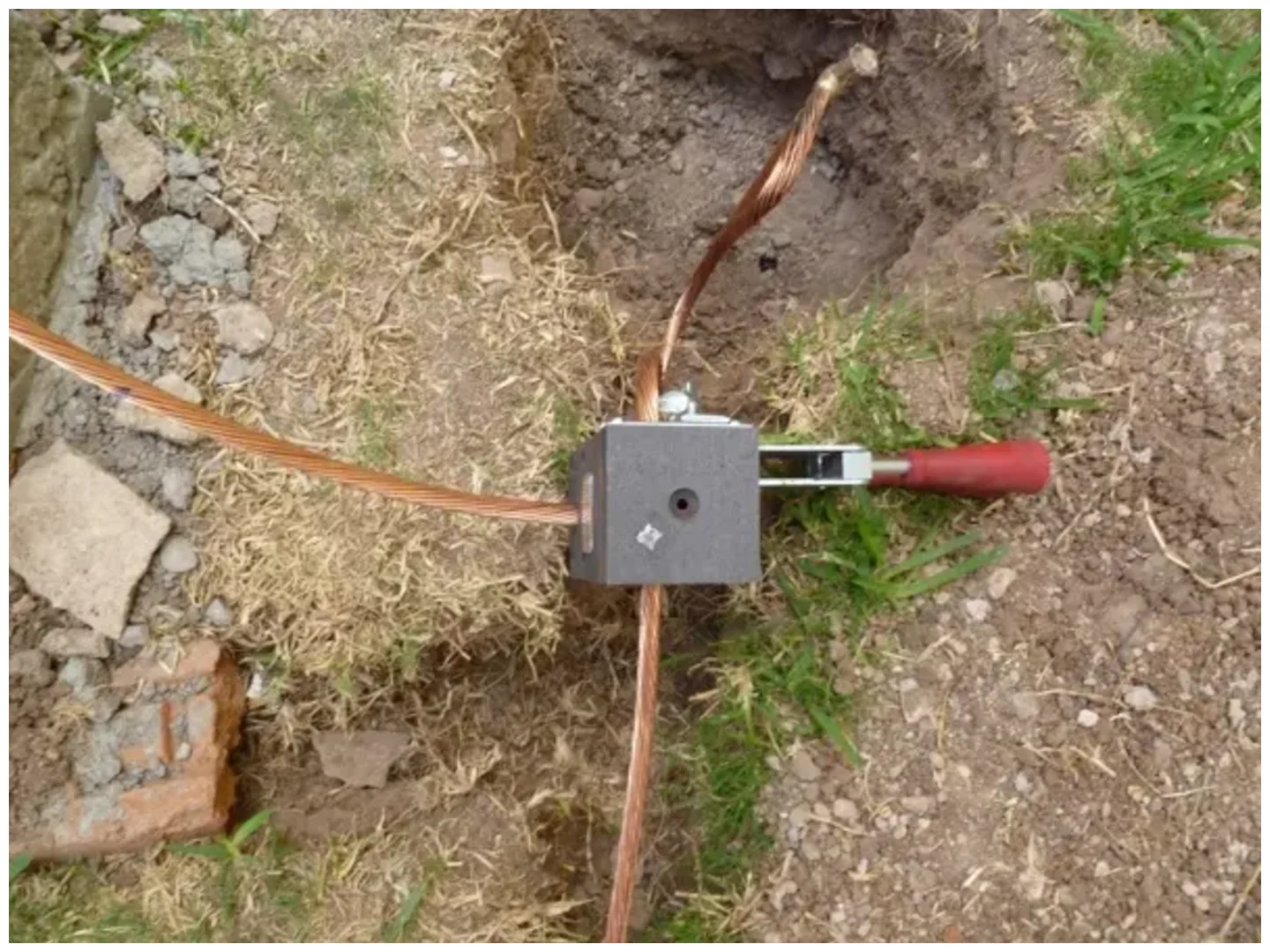 Electricista instalando Sistemas de tierra física Tijuana