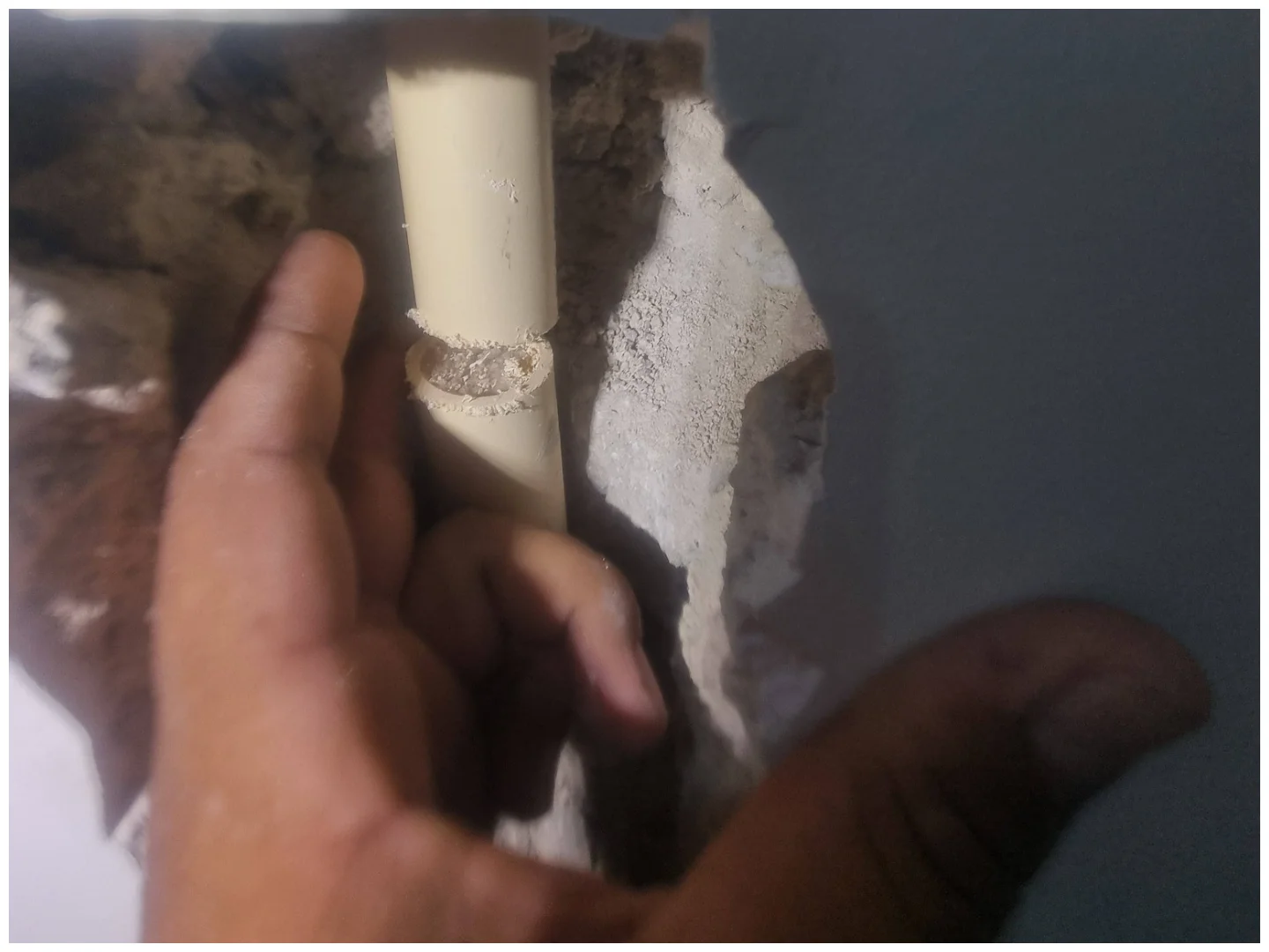 Tecnico haciendo Reparación de Fuga de Agua en Tijuana